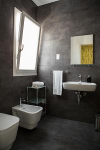 マリーナ・ディ・ラグーザにあるRegina's Homeのバスルーム(洗面台、トイレ、鏡付)