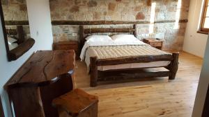 Säng eller sängar i ett rum på Hotel Bujtina Ollga