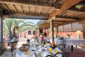 uma mesa com pratos de comida num pátio em Riad Zanzibar em Marrakech