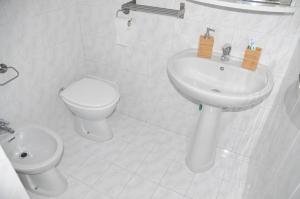 bagno bianco con servizi igienici e lavandino di Casa Marin Marais a Bari