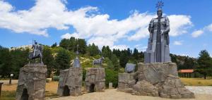 Una estatua de un hombre sobre unas rocas. en Casa La Herradura, en Royuela