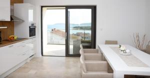 Кухня или мини-кухня в Villa M - Your business & holiday apartment in Sibenik

