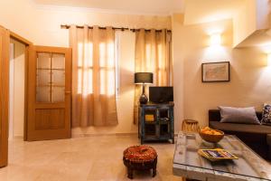 un salon avec un canapé et une table dans l'établissement Bedouin Chic Rooftop - Space Maison Apartments, à Séville