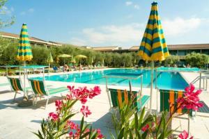 Bazén v ubytování Park Hotel Oasi nebo v jeho okolí