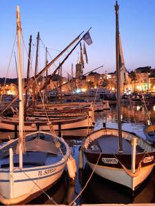 un groupe de bateaux amarrés dans un port la nuit dans l'établissement Pitibi Maison d'Hote, à Sanary-sur-Mer