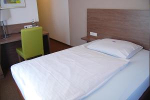 Łóżko lub łóżka w pokoju w obiekcie Hotel Wagner Am Marktplatz