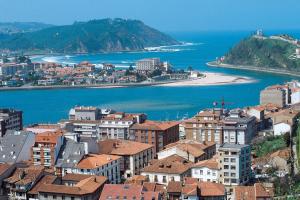 uitzicht op de stad en de oceaan met gebouwen bij Hotel Covadonga in Ribadesella