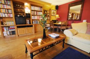 TV a/nebo společenská místnost v ubytování Stirabout Lane B&B
