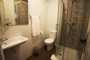 uma casa de banho com um WC, um lavatório e um chuveiro em Las Casitas em Santander