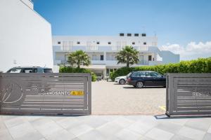 Το κτήριο όπου στεγάζεται  το ξενοδοχείο διαμερισμάτων