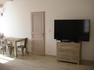 Uma TV ou centro de entretenimento em Locations Ile de Ré