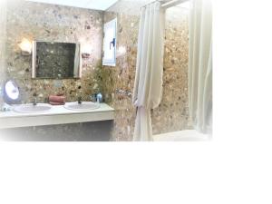 A bathroom at Bungalow Mariano 140 Még 35 kép