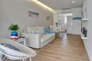 ein Wohnzimmer mit Sofa, Stühlen und einem Tisch in der Unterkunft 3 Villas - Praia da Falesia in Albufeira