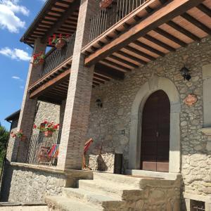 Casa de piedra con escalera y balcón en Il Pianetto, en Pieve Fosciana