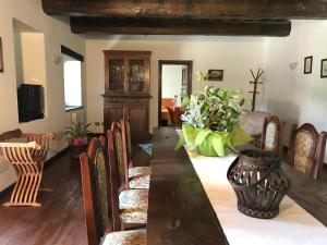 comedor con mesa de madera y sillas en Il Pianetto, en Pieve Fosciana