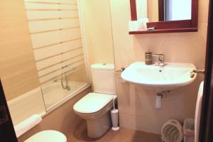 a bathroom with a toilet and a sink at Hotel Oreneta in Altafulla