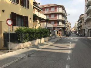 una calle vacía en una ciudad con edificios en Monolocale con giardino, en San Benedetto del Tronto