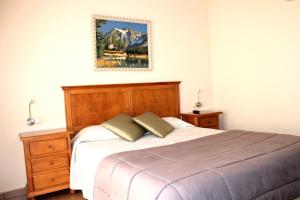 a bedroom with a bed and a picture on the wall at Hotel Oreneta in Altafulla