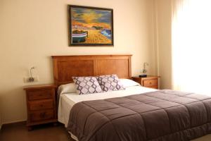 a bedroom with a bed and a painting on the wall at Hotel Oreneta in Altafulla