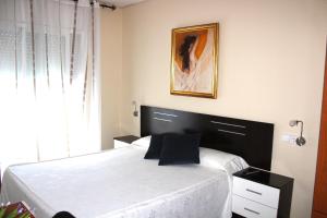 a bedroom with a bed and a picture on the wall at Hotel Oreneta in Altafulla