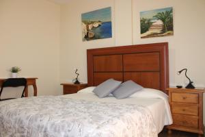 a bedroom with a bed and a desk with a chair at Hotel Oreneta in Altafulla
