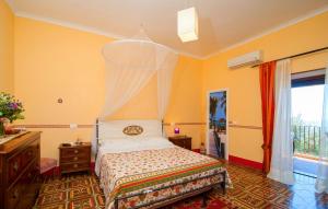 1 dormitorio con 1 cama en una habitación con paredes amarillas en Casa Vacanze Li Galli en Sant'Agnello