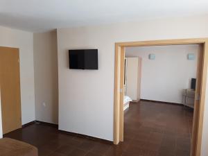 ソゾポルにあるFamily Hotel Alfa Vitaの壁に薄型テレビが備わる客室です。
