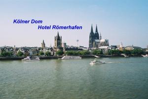 einen Blick auf die Stadt vom Fluss aus in der Unterkunft Hotel Römerhafen in Köln