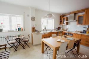 Η κουζίνα ή μικρή κουζίνα στο White Guest House