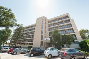 a group of cars parked in front of a building at Hotel Recif in Neptun