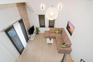 an overhead view of a living room with a couch at Apartmani Daniela in Jezera
