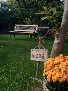 a sign that says welcome in front of a bench at Casa da Quinta in Povoação
