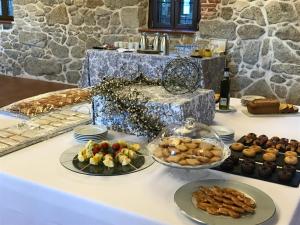 stół z kilkoma talerzami jedzenia na ladzie w obiekcie Albus Albi w mieście Colmenar del Arroyo