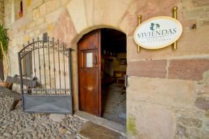 einen Eingang zu einem Gebäude mit einer Holztür in der Unterkunft Vivienda rural La Otra Casa in Arenas de Iguña