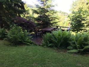 una terrazza in legno con tavolo da picnic in giardino di Privát Welcome a Rokytnice nad Jizerou