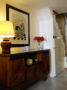 パレルモにあるVoile Rougeのテーブル、ランプ、冷蔵庫が備わる客室です。