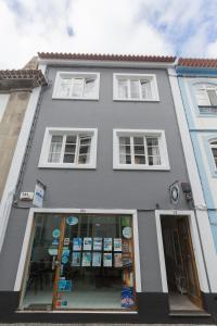 budynek ze sklepem przed nim w obiekcie Brivaldo Guest House w mieście Angra do Heroísmo