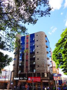 a tall building in the middle of a city at Hotel Monte Carlo Uberaba - Próximo ao Hospital UFTM , Hospital Dr Hélio Angotti e Hospital Regional Uberaba in Uberaba