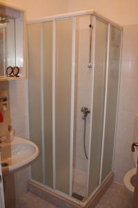 uma casa de banho com um chuveiro e um lavatório. em Apartment Anand em Dubrovnik