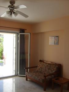 a living room with a couch and a ceiling fan at Gouna's Aparts in Xi