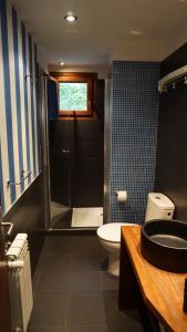 SalienciaにあるApartamentos Lagos de Salienciaのシャワー、トイレ、洗面台を備えたバスルーム +34枚の写真