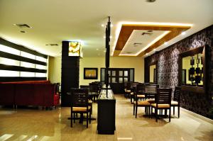 a restaurant with tables and chairs in a room at Hotel Marcelius in Guayaquil