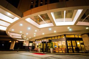 a lobby of a building with a large ceiling at eSu&iacute;tes Congonhas by Atlantica in Sao Paulo