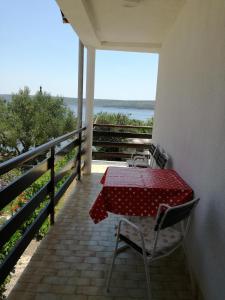 波塞達列的住宿－Apartman Ana-Zora，海景阳台上的桌椅