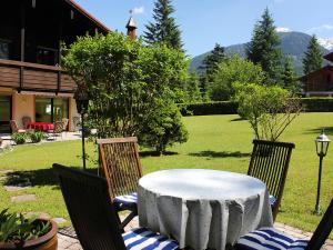 una mesa con 2 sillas y una mesa con en Haus Homberg, en Berchtesgaden
