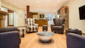 a living room with chairs and a bowl on the floor at Hotel Waldhalle in Mölln