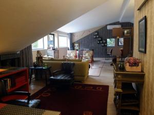 a living room with a couch and a table at Family Secrets Santo André in Santa Maria Da Feira