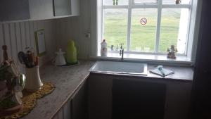 Kuchyň nebo kuchyňský kout v ubytování Hænuvík Cottages