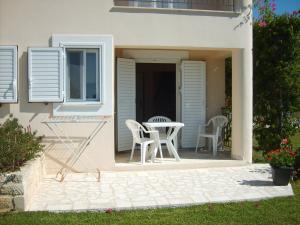 a patio with chairs and a table in a house at Gouna's Aparts in Xi