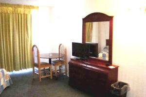 TV a/nebo společenská místnost v ubytování Leo Hotel